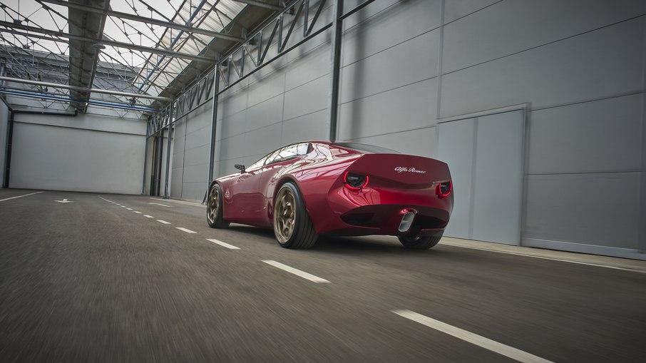 Alfa Romeo Cuorerosso apresenta carroceria de perfil baixo, traseira arredondada e proporções de cupê, com espaço para quatro ocupantes.