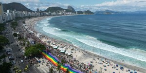 Parada LGBTQIAP+ do Rio celebra 30 anos com festa em Copacabana