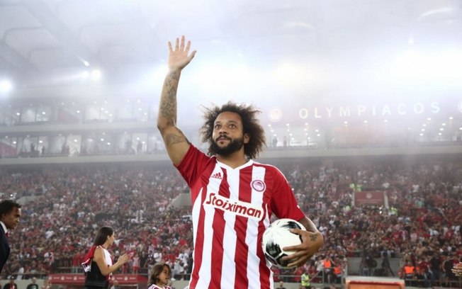 Diante de 25 mil torcedores, Marcelo recebe a camisa 12 do Olympiacos e é apresentado com festa na Grécia