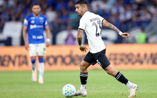 Santi é perseguido por dois jogadores do Paranaense 