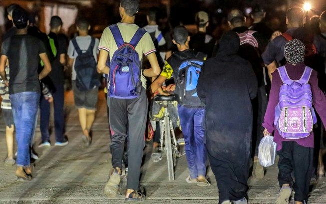 Civis deslocados foguem de Al Bureij, no centro de Gaza, após bombardeios israelenses na cidad, em 4 de junho de 2024 Civis deslocados foguem de Al Bureij, no centro de Gaza, após bombardeios israelenses na cidad, em 4 de junho de 2024