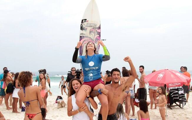 Atleta do surfe ubatubense, Camila Cassia é campeã do Neutrox Weekend 