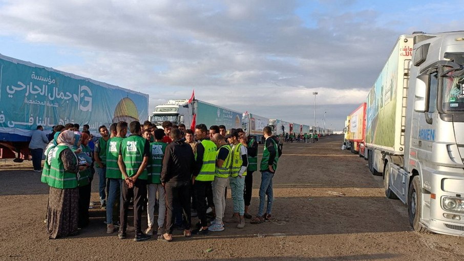 Caminhões de ajuda humanitária fazem fila em Rafah, no Egito, aguardando a liberação para entrar em Gaza.