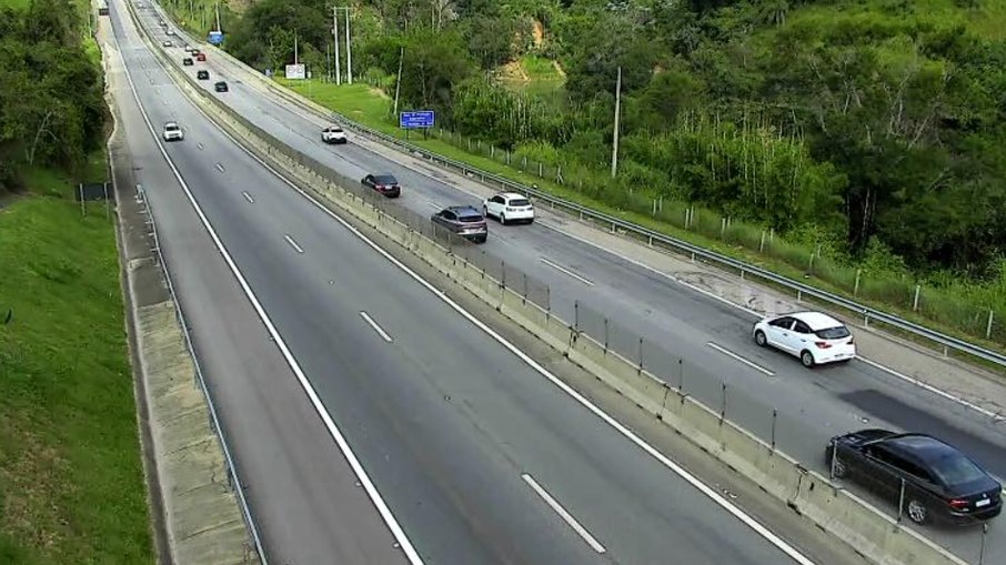 Trânsito intenso no trecho do Planalto no sentido litoral Trânsito intenso no trecho do Planalto no sentido litoral