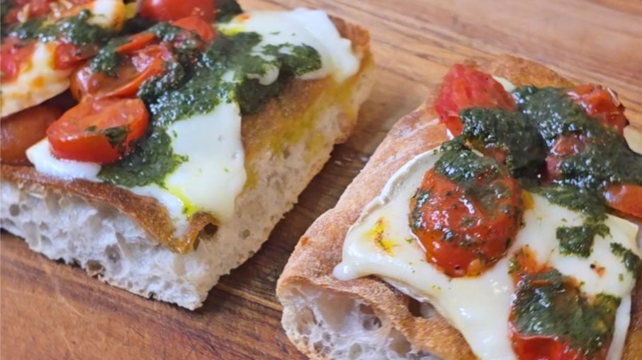 Bruschetta de pesto e brie Bruschetta de pesto e brie