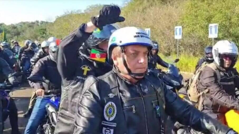 Jair Bolsonaro (sem partido) realizou motociata na manhã deste domingo (8) no DF