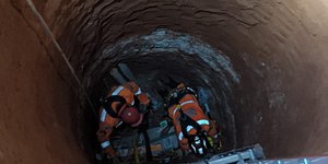 Mulher levanta para ir ao banheiro e cai em fossa de 8 metros