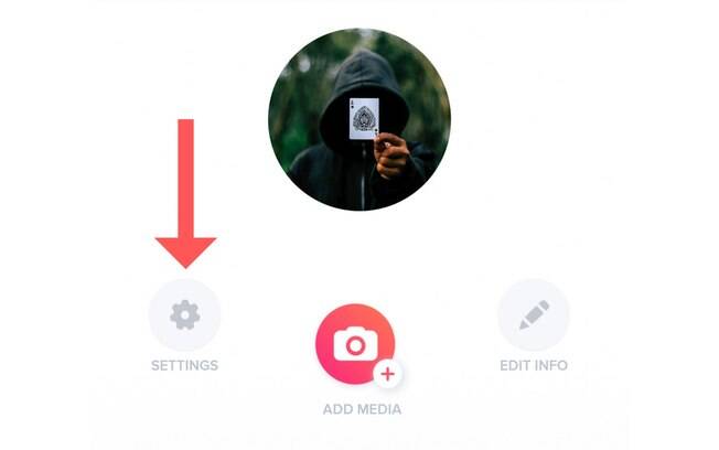 Como apagar o Tinder #2: no seu perfil, clique no ícone de configurações, que fica do lado esquerdo