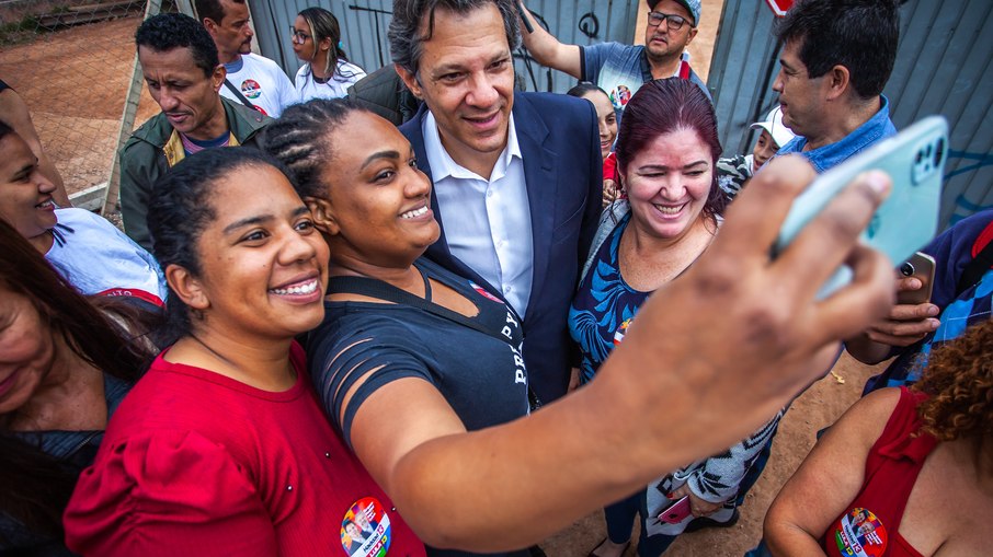 Fernando Haddad tira selfie com eleitores