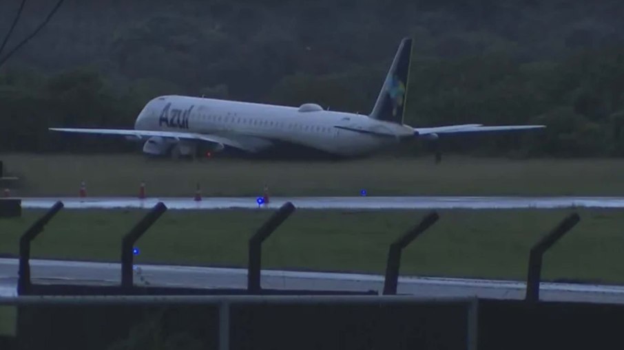 Avião saiu da pista e parou em área de vegetação