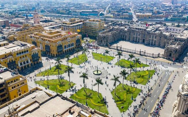 Coisas para fazer em Lima: a Plaza Mayor reúne pontos históricos como a Catedral de Lima e o Palácio do Governo