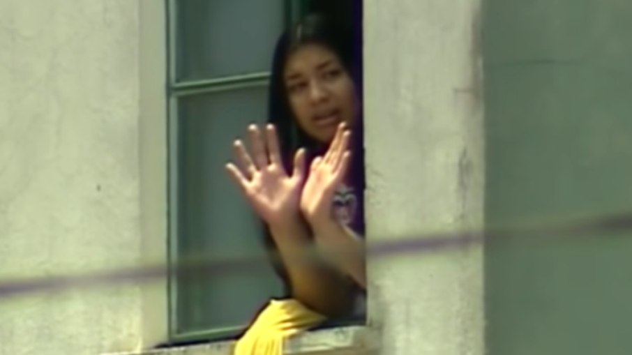 Eloá na janela de seu apartamento durante o sequestro