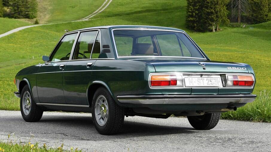 Para o ano modelo de 1971 o sedã da BMW passou a ser equipado com motor de seis cilindros e 2.8 litros