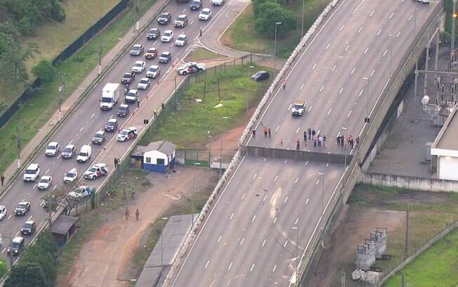 Viaduto da Marginal Pinheiros cedeu na madrugada da última quinta-feira (15), em São Paulo, trânsito foi afetado