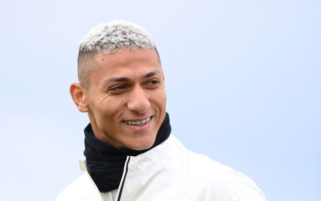 Richarlison revela time do coração e admite acompanhar jogos de madrugada