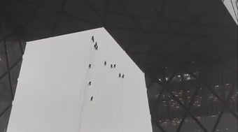 Trabalhadores ficam pendurados em torre de 234 metros após ventania