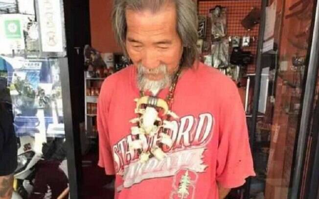 Lung Decha foi julgado por suas roupas simples ao entrar em loja de motocicletas de luxo na Tailândia