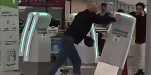 Vídeo: homem em fúria destrói balcões de check-in em aeroporto