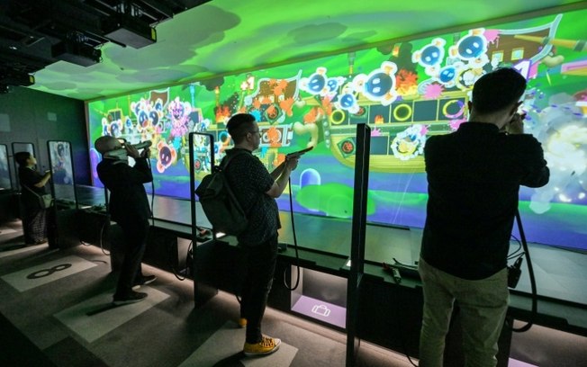 Visitantes jogam 'Zapper and Scope SP' no Museu da Nintendo