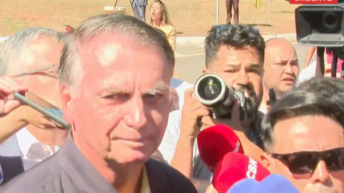 Bolsonaro em conversa com jornalistas após colocar a tornozeleira eletrônica Bolsonaro em conversa com jornalistas após colocar a tornozeleira eletrônica