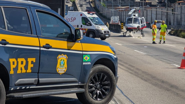 Acidente grave interdita a Dutra (SP) para socorro de helicóptero