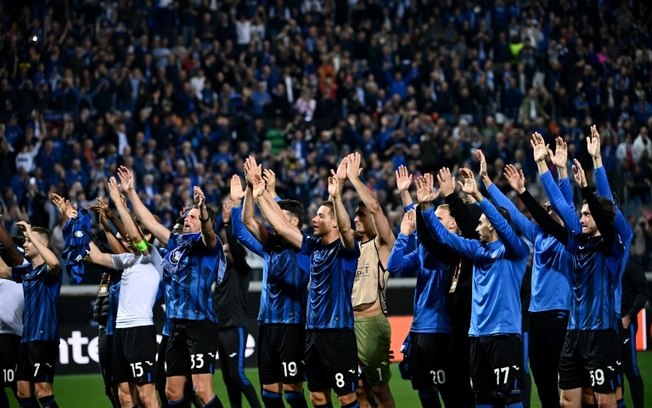 Jogadores da Atalanta acenam para seus torcedores na comemoração da classificação para a final da Liga Europa, após eliminar o Olympique de Marselha nas semifinais em Bérgamo (Lombardia, norte da Itália), em 9 de maio de 2024