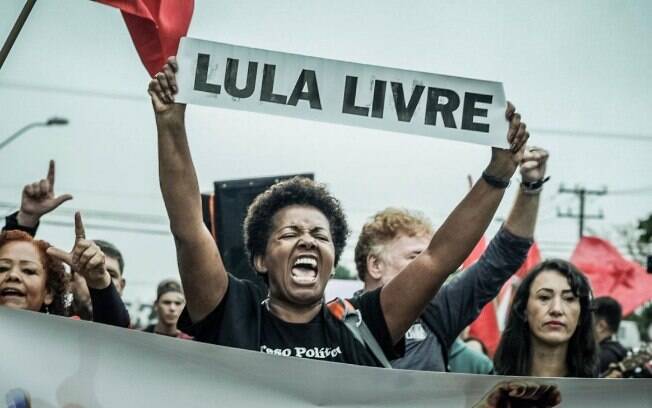 Manifestante protesta contra um ano da prisão de Lula na manhã deste domingo (7), em Curitiba. 