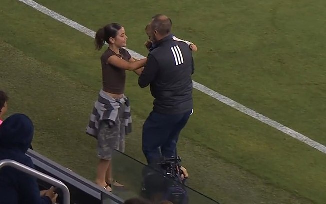 Bebê invadiu o campo durante o jogo entre Minnesota e San Jose, pela MLS Bebê invadiu o campo durante o jogo entre Minnesota e San Jose, pela MLS