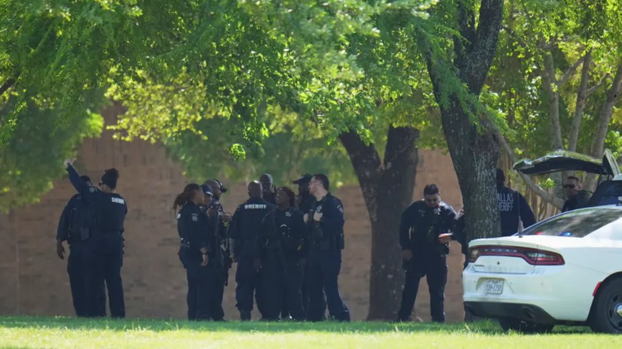 A polícia foi acionada relatos de tiroteio na Wilmer-Hutchins High School, em Dallas A polícia foi acionada relatos de tiroteio na Wilmer-Hutchins High School, em Dallas