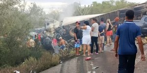 Batida entre van e caminhão deixa 16 mortos na BR-116