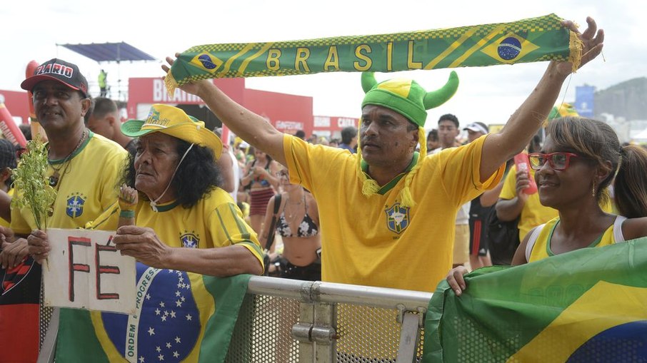 Psicólogas alertam para consumo de bebidas como café e cerveja nos dias de jogo do Brasil na Copa