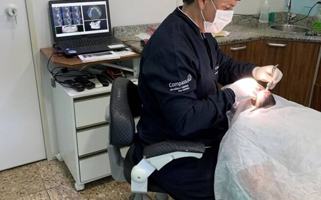 Especialista afirma que é possível fazer extração e implante dentário no mesmo dia