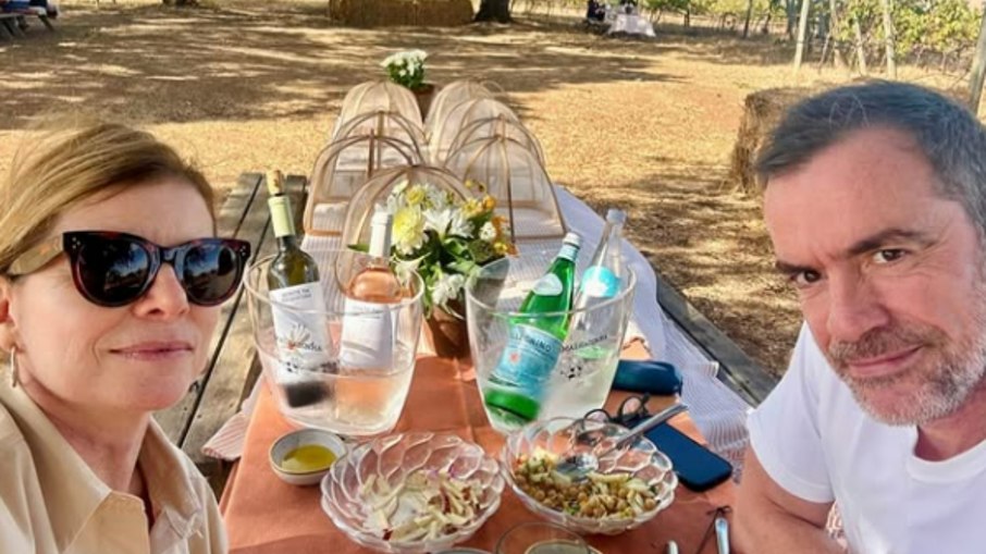 Debora Bloch curte férias com o marido Debora Bloch curte férias com o marido