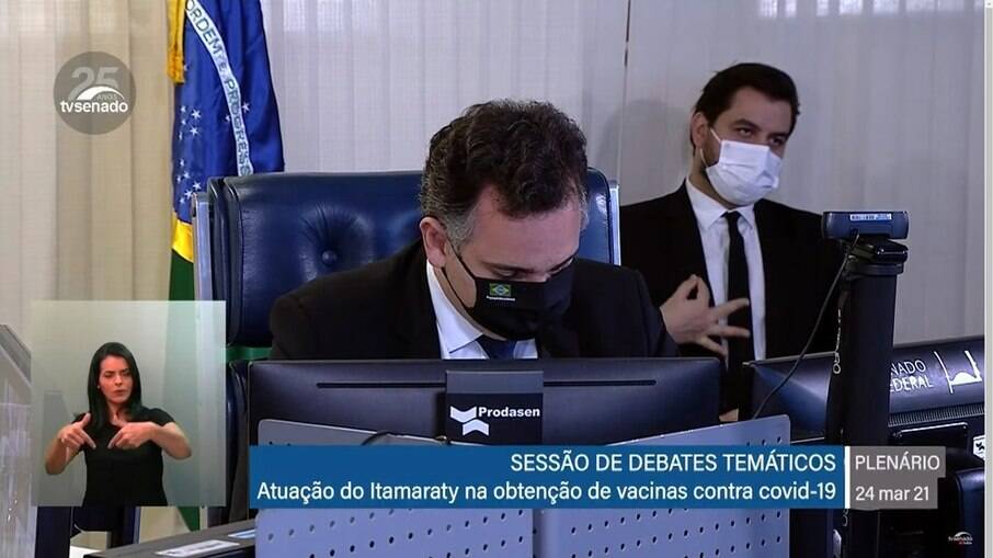 Filipe Martins fez sinal com a mão enquanto presidente do Senado discursava