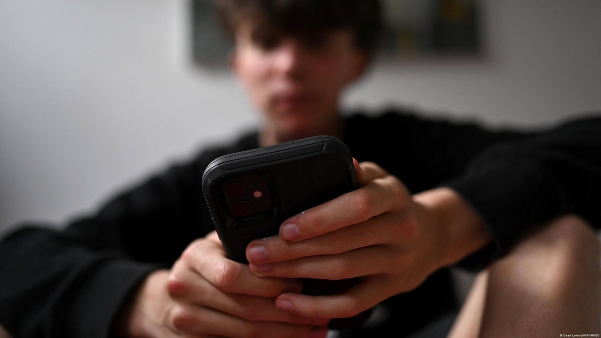 Nova Zelândia discute banir redes para menores de 16 anos - QTU Questões do Universo
