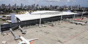 Homem é preso ao se passar por piloto e tentar embarcar de graça