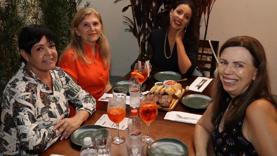 Clientes participam de happy hour na Pane di Padre Clientes participam de happy hour na Pane di Padre