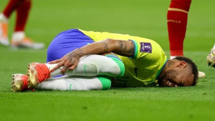 Neymar sofreu contusão no tornozelo na partida contra a Sérvia