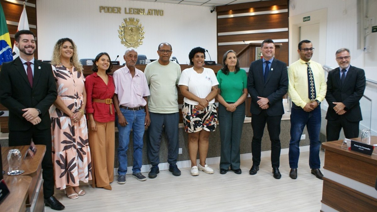 Familiares de Dona Aurora, ao centro, com vereadores de Vinhedo