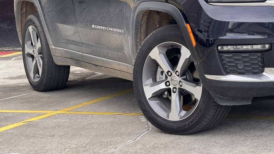 Com rodas de aro 20, Grand Cherokee tem porte musculoso no exterior Com rodas de aro 20, Grand Cherokee tem porte musculoso no exterior