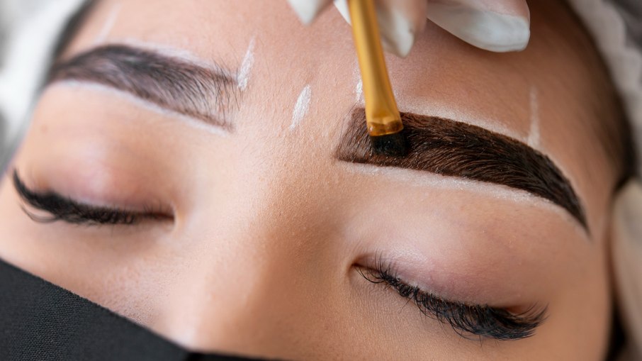 Henna, brow lamination e micropigmentação: descubra qual técnica para as sobrancelhas é a ideal para você