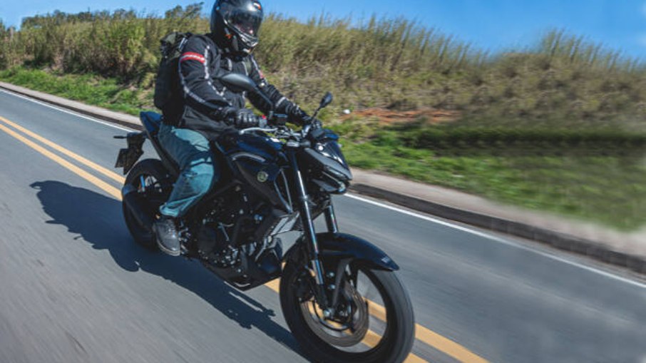 A posição de pilotagem da Yamaha MT-03 é bastante confortável