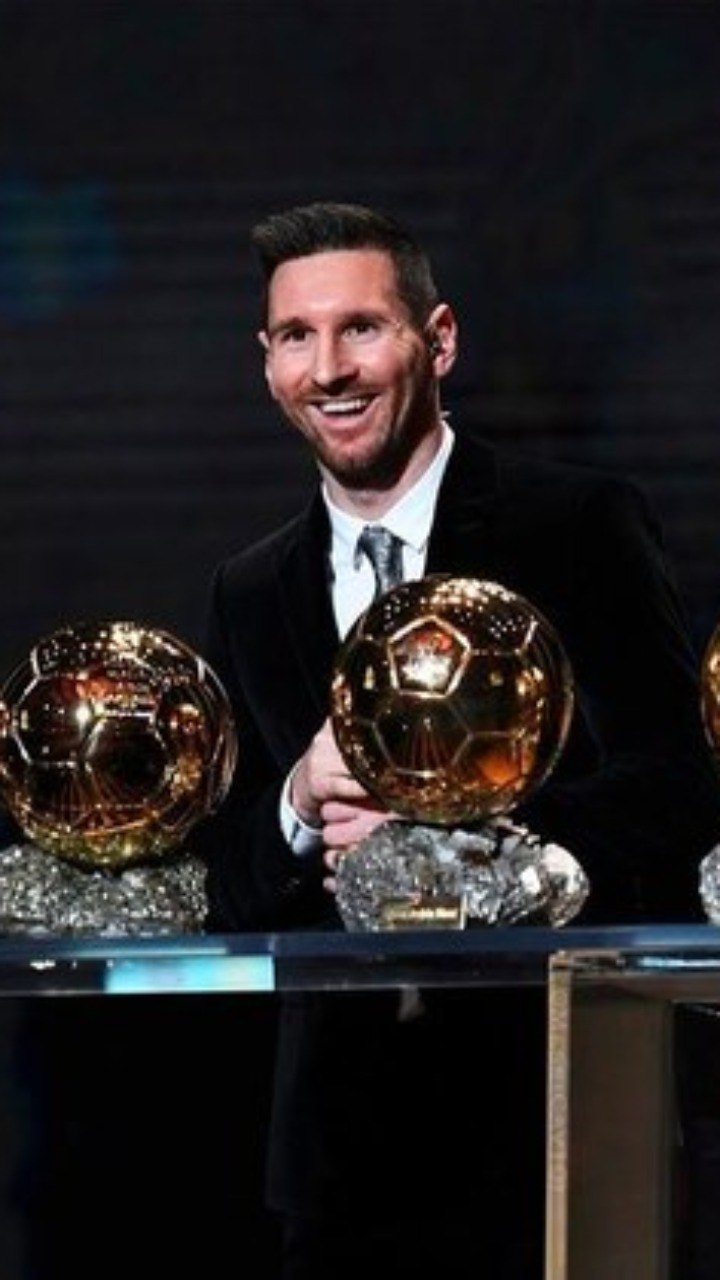 Cristiano Ronaldo posta emoji em publicação e ironiza Bola de Ouro de Messi