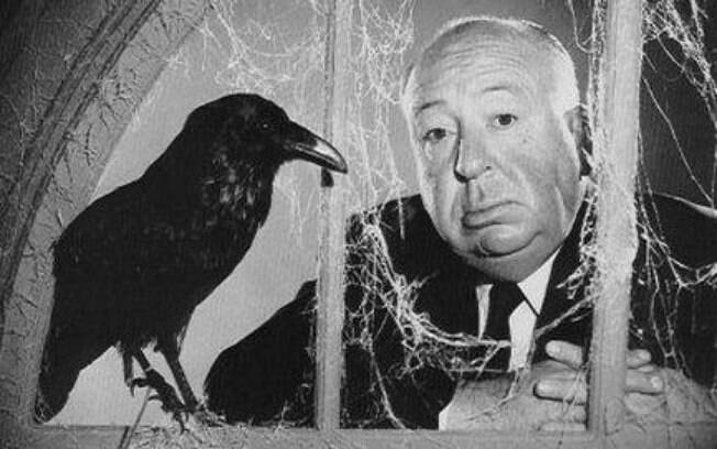 O diretor Alfred Hitchcock e uma das estrelas do filme: ele só usou aves de verdade na gravação