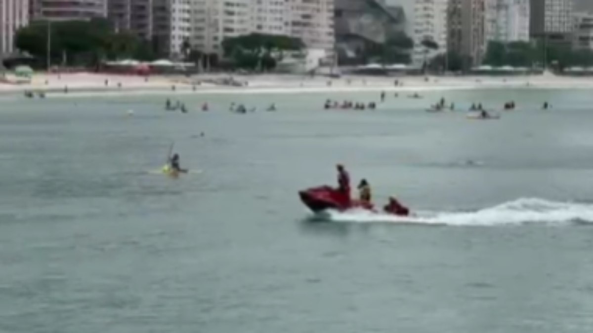 Rio: grupo levado por vendaval é resgatado na praia de Copacabana - Foto