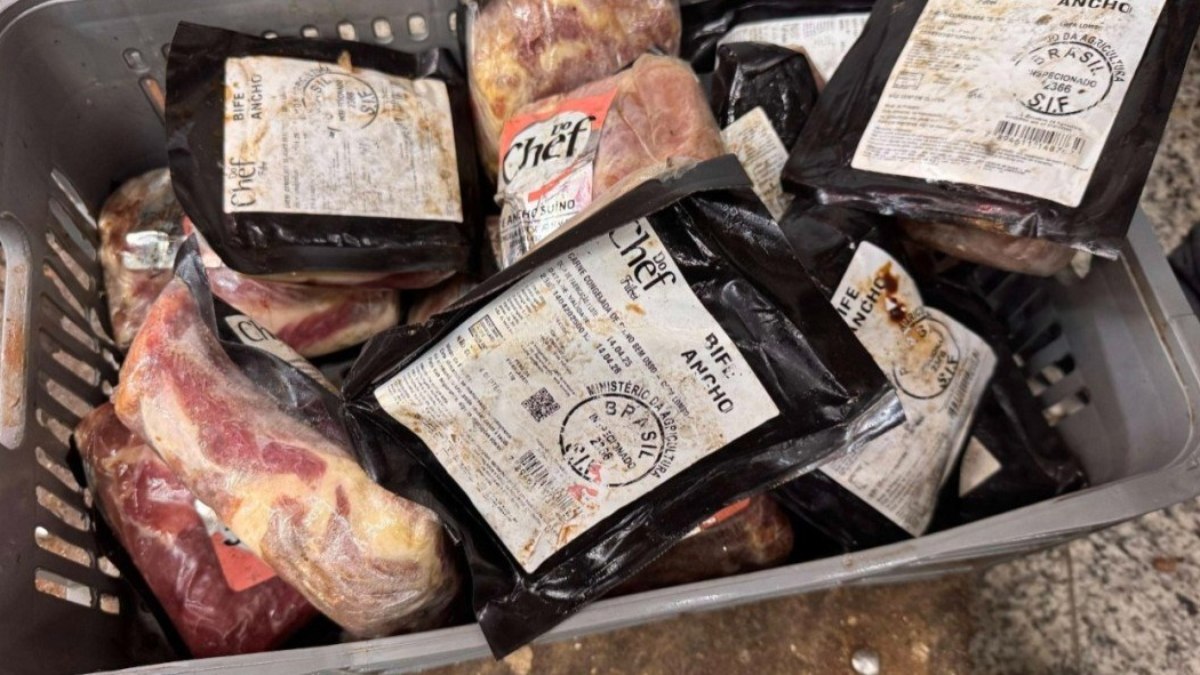 Fiscalização apreende 135 kg de alimentos vencidos no Rio - Foto