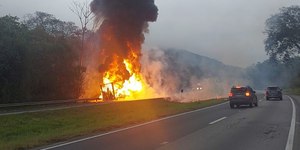 Carreta com óleo pega fogo na Régis Bittencourt e causa trânsito