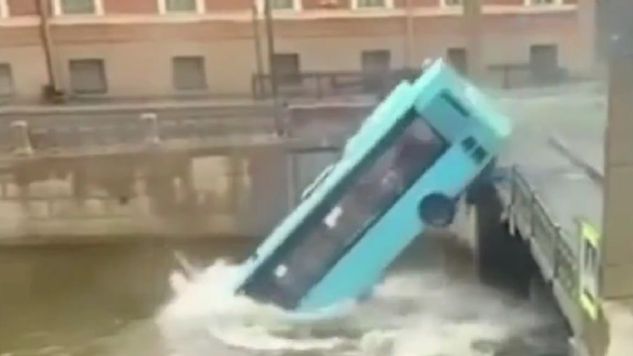 Ônibus cai de ponte em São Petesburgo, na Rússia
