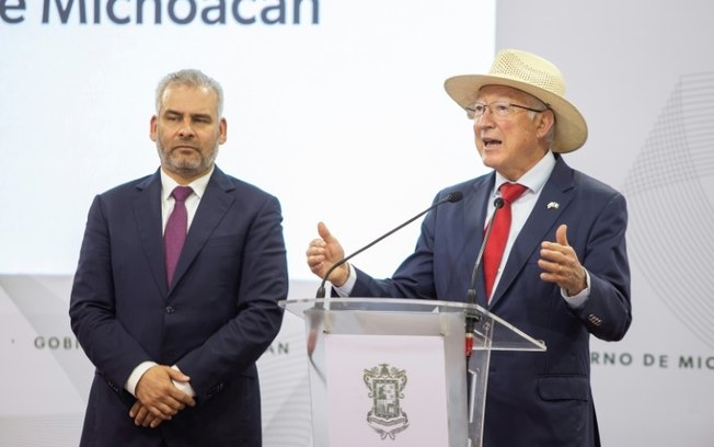 O embaixador dos Estados Unidos no México, Ken Salazar (D), fala ao lado do governador de Michoacán, Alfredo Ramírez Bedolla, durante coletiva de imprensa em Morelia, em 24 de junho de 2024