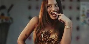 A cantora Emilia critica o consumismo com "Pasarella"